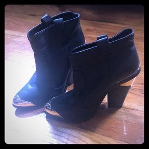 Dolce Vita black and gold leather ankle bootie 7.5